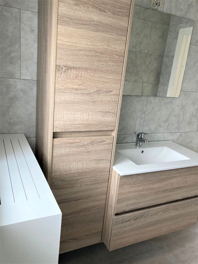 Gerenoveerde halfopen woning met garage in leuke buurt 