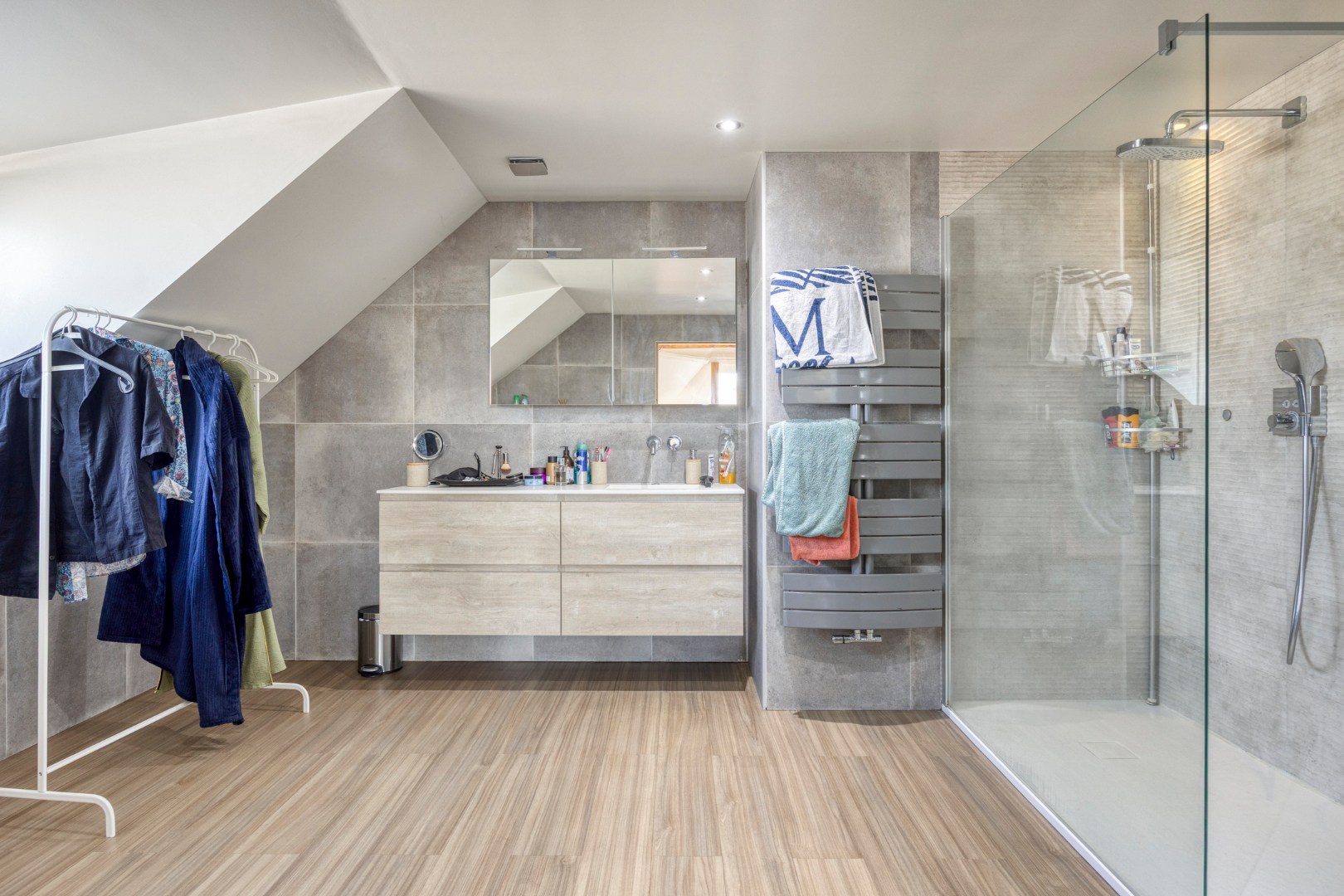Handelshuis met horecazaak, 2 appartementen en luxueuze loft op toplocatie in Leopoldsburg 