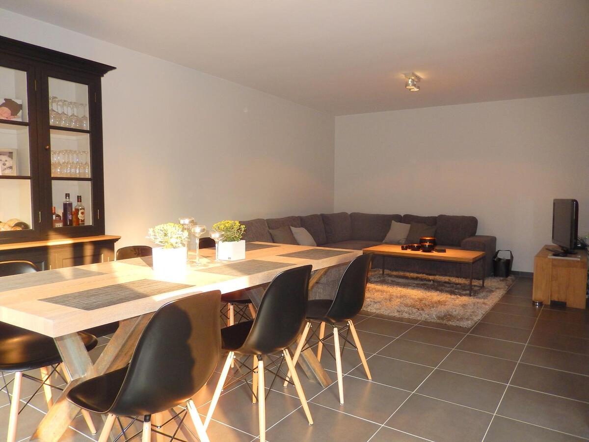 Instapklaar volledig vernieuwd appartement in centrum Varsenare met garage 