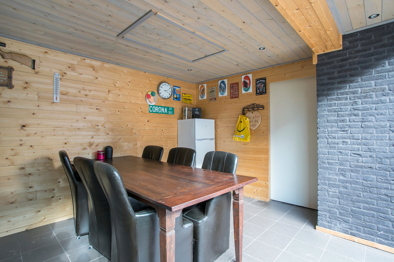 Eindwoning met berging, overkapping, ondergrond, erf, tuin- en verdere aanhorigheden. 