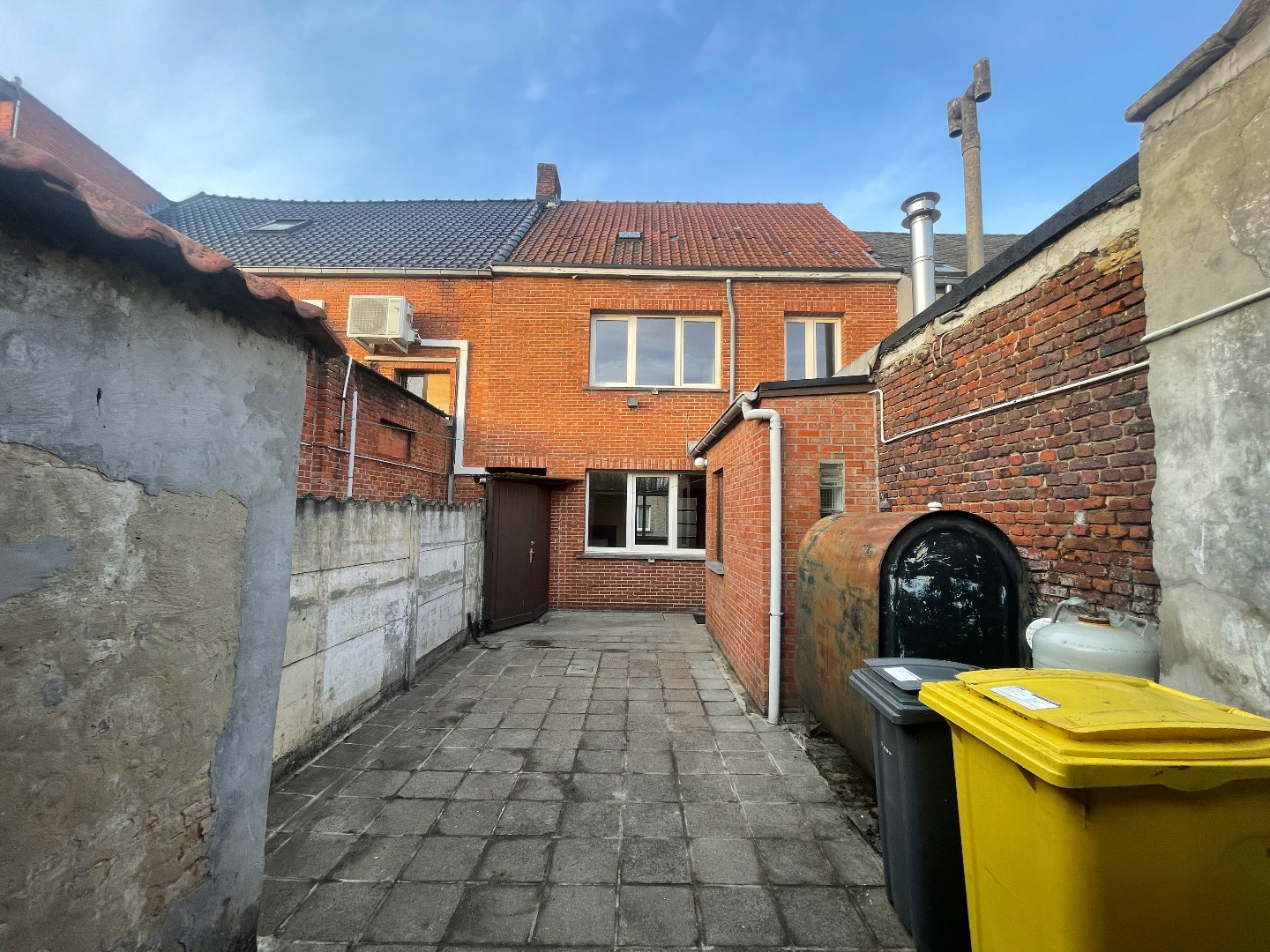 Gezellig rijhuisje te huur met 3 slaapkamers en gezellig terras gelegen in het centrum van Geel! 