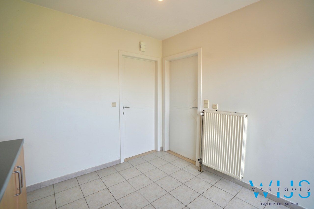 Instapklaar woonhuis in woonwijk te Eeklo! 