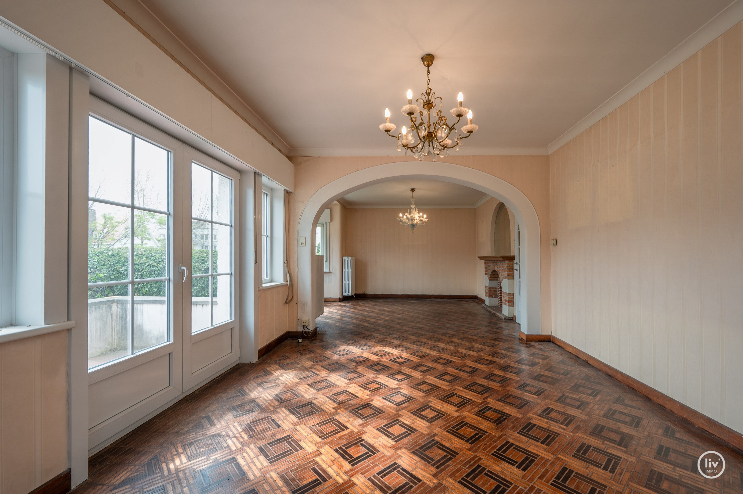 Charmante villa jumelée à rénover dans un emplacement de premier choix à Knokke, le long de la prestigieuse avenue Elisabeth et à distance de marche de la plage et du casino (avec garage intégré). 