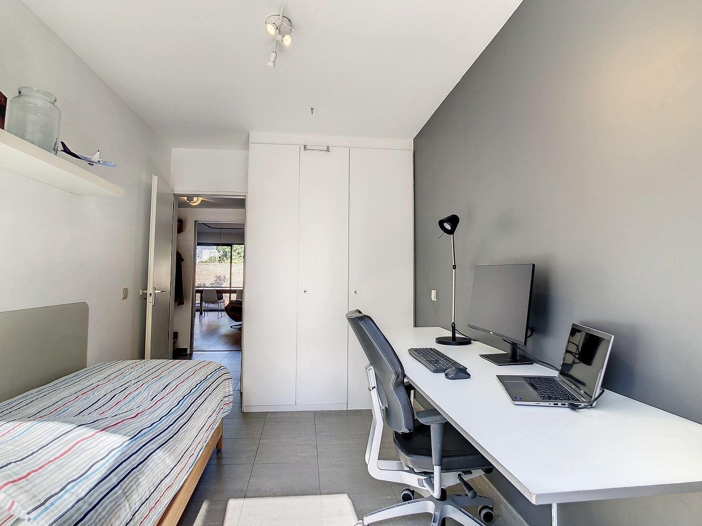 Goed gelegen gerenoveerd appartement met twee ruime slaapkamers, terras (25 m²) en garagebox - bewoonbare oppervlakte 73 m² 