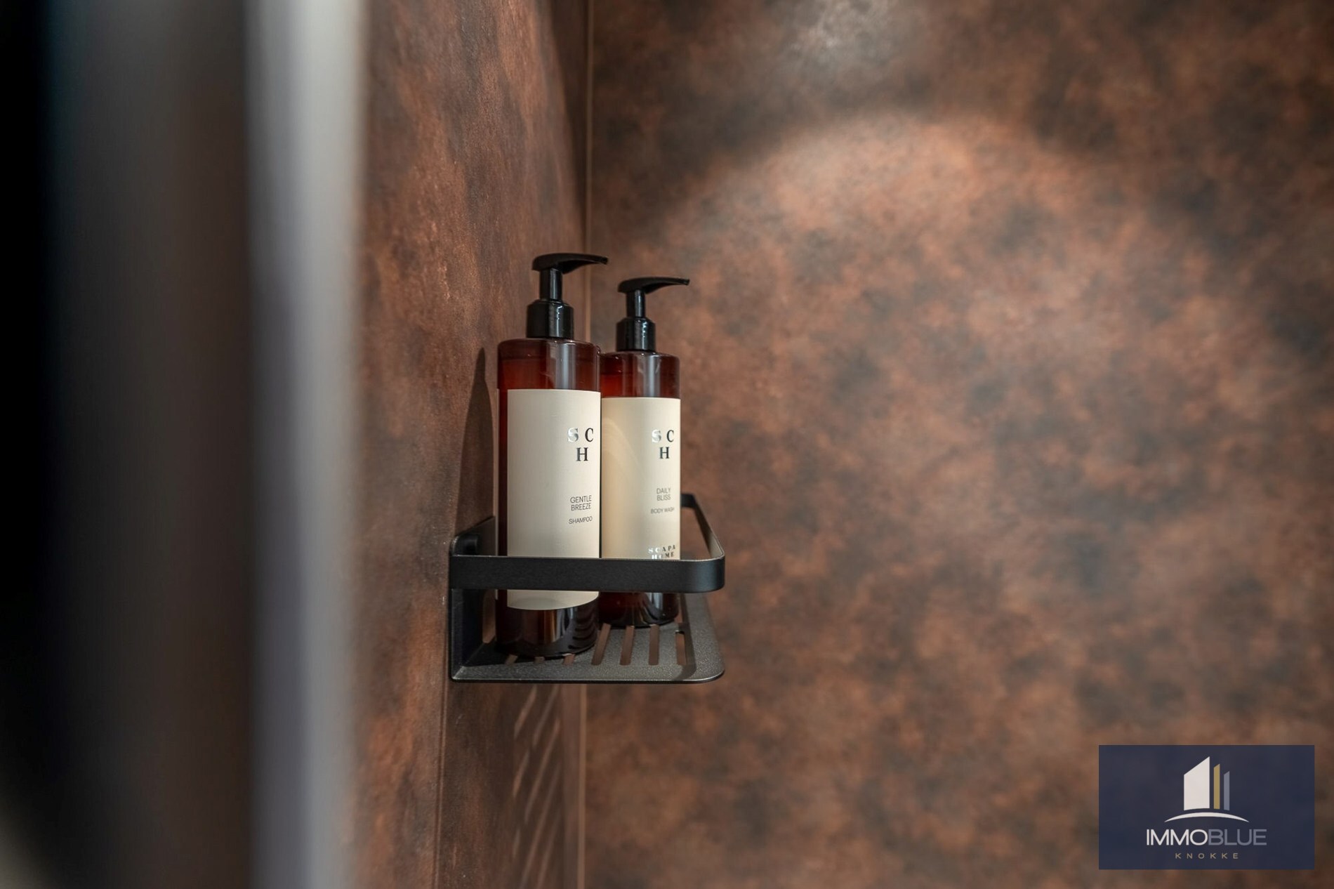 Situé dans un endroit calme, cet appartement entièrement rénové offre une vue dégagée sur les villas. 