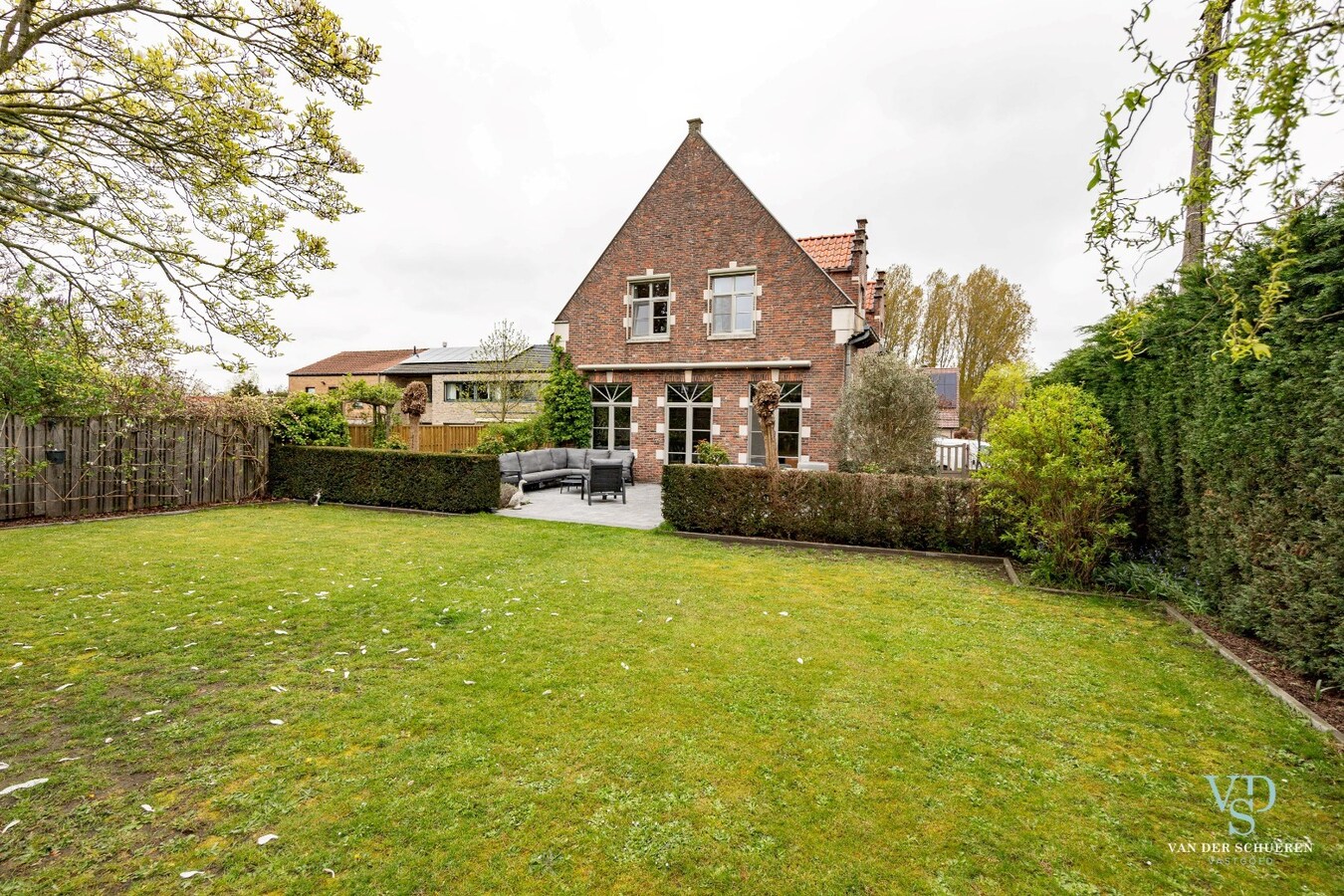 Ruim en stijlvol wonen in hartje Gavere. 