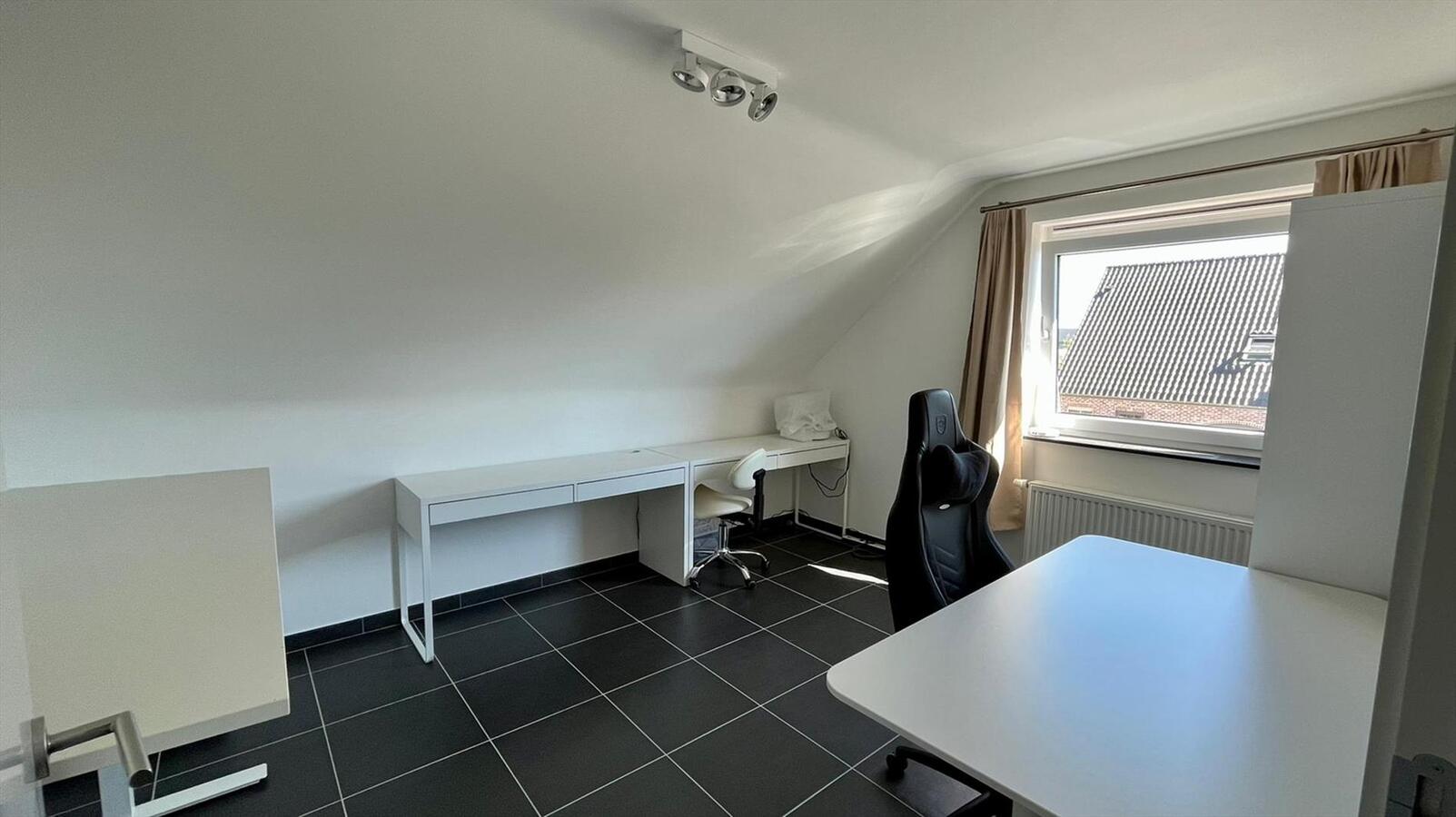 Ruime villa in residentiële wijk te Dikkelvenne 