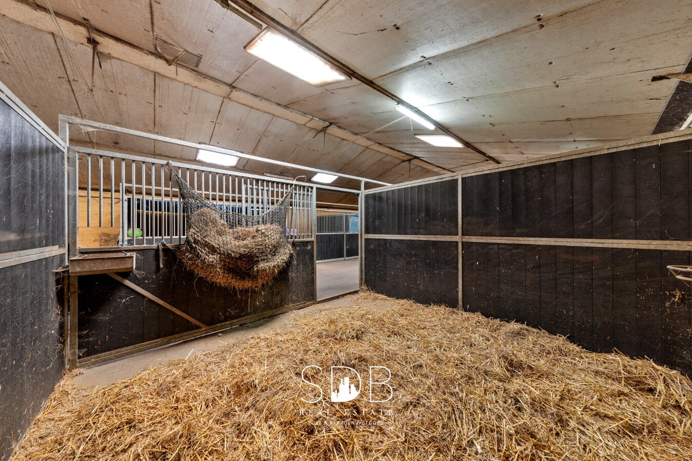 Boerderij met paardenfaciliteiten en graslanden op 14.490m² 