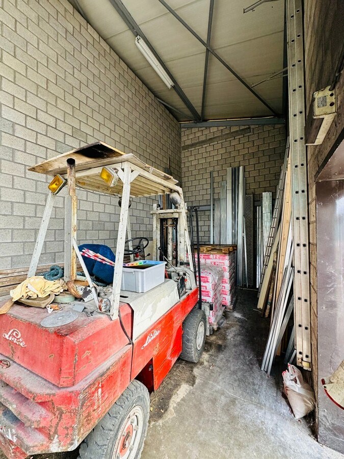 Ruim magazijn met kantoren met veel potentieel te Kuringen 