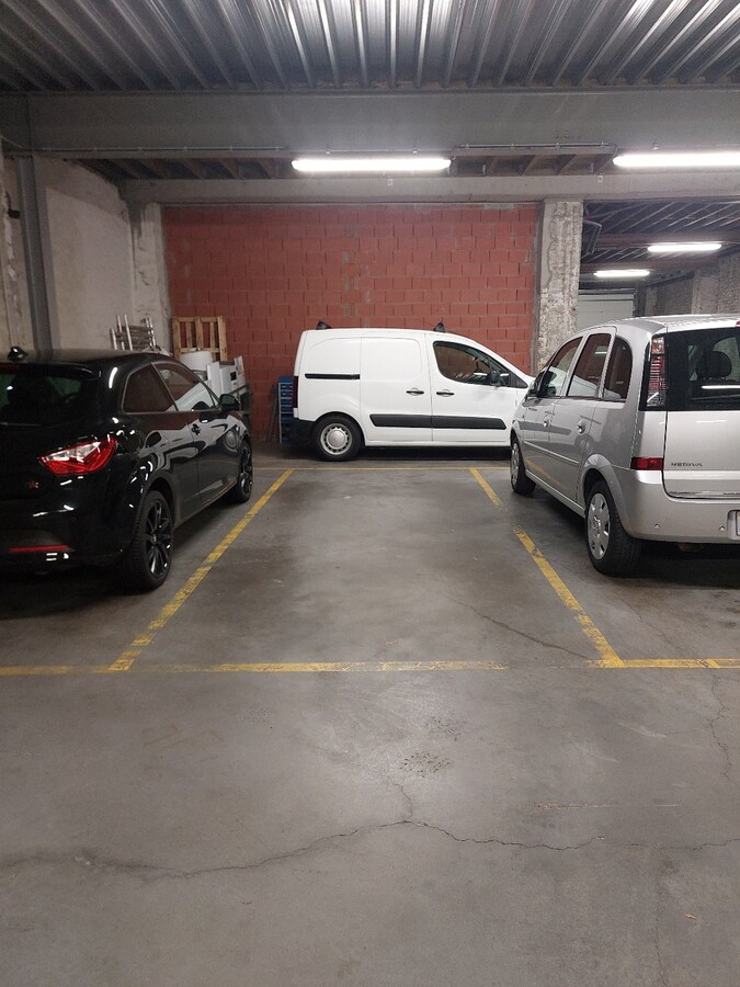 CENTRAAL GELEGEN AUTOSTANDPLAATSEN TE HUUR 