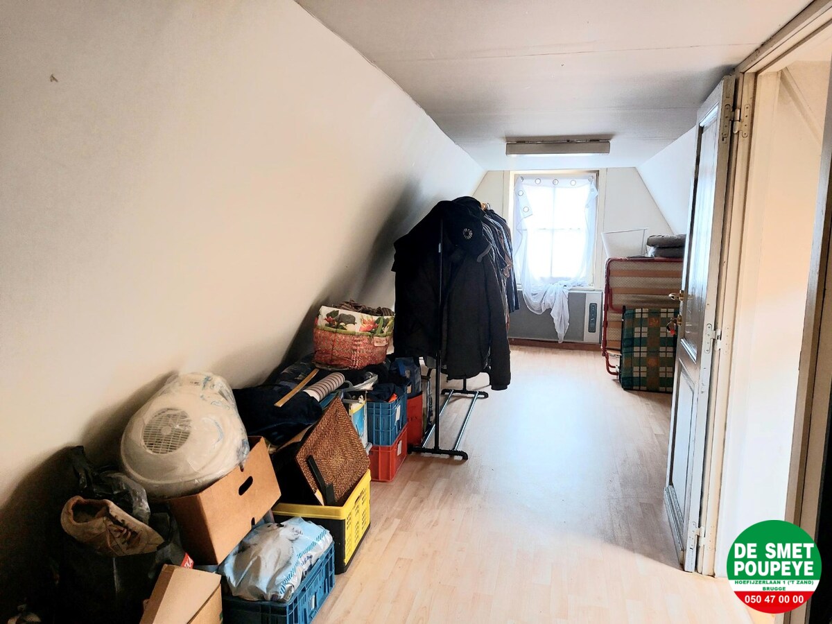 Commerciële winkelruimte met bovenliggend appartement 