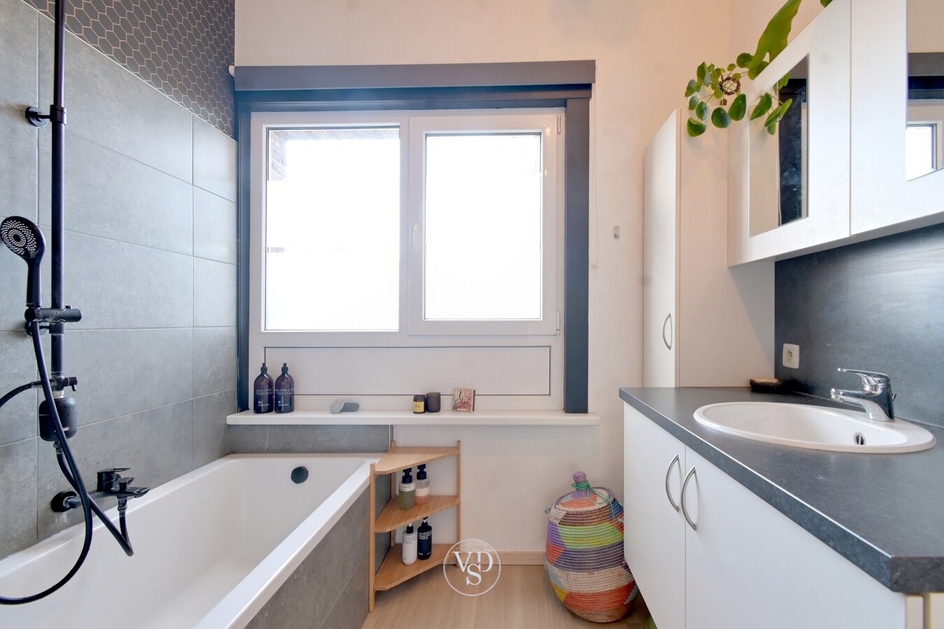 Exceptioneel ruim appartement in centrum Gavere. 