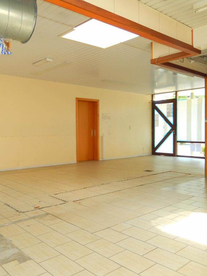 Woning met polyvalente handelsruimte te Jabbeke 