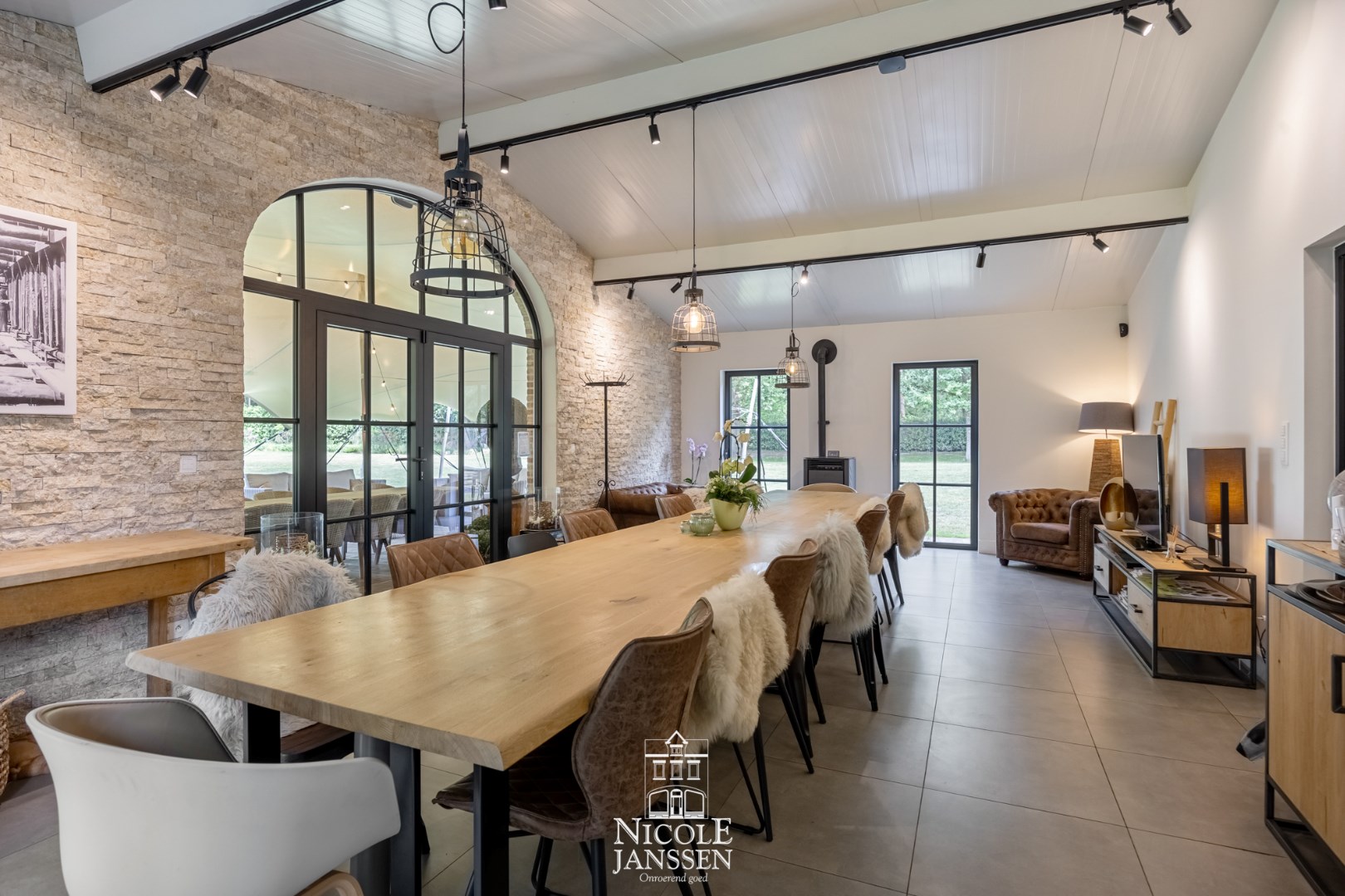 Bijgebouw opgedeeld in 5 ruimtes