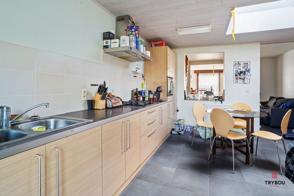 Centraal gelegen starterswoning op ruim perceel van 1658 m² 