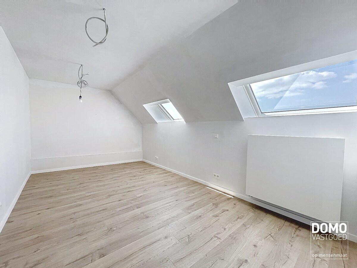 PRACHTIG GERENOVEERDE, LICHTRIJKE WONING MET 3 SLAAPKAMERS, 2 BADKAMERS, EEN ZONNIGE TUIN EN 2 PARKEERPLAATSEN TE GINGELOM (MIELEN-BOVEN-AALST) 