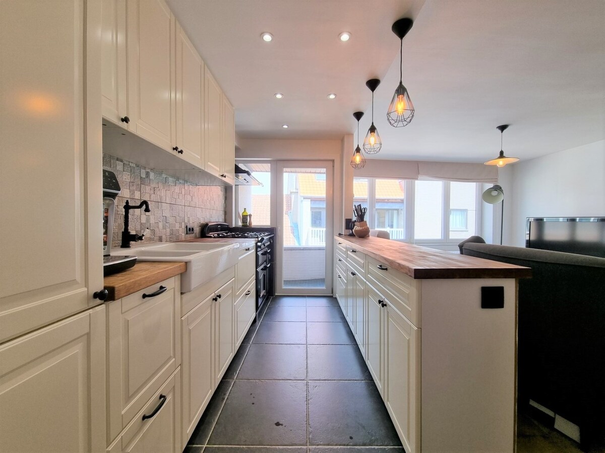 Leuk, centraal gelegen, volledig gerenoveerd appartement te Heist 