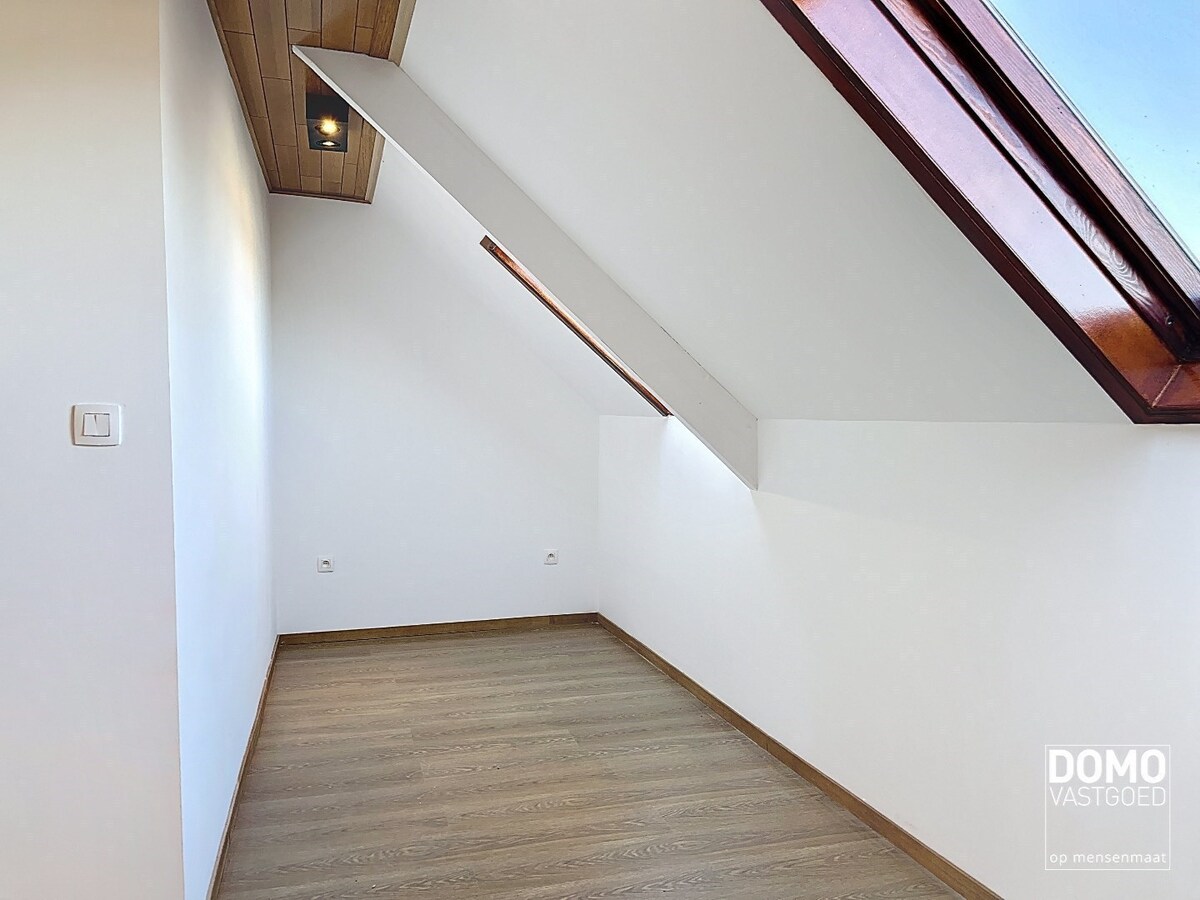 GERENOVEERD DUPLEXAPPARTEMENT MET 2 SLAAPKAMERS OP GOEDE LOCATIE IN KURINGEN 