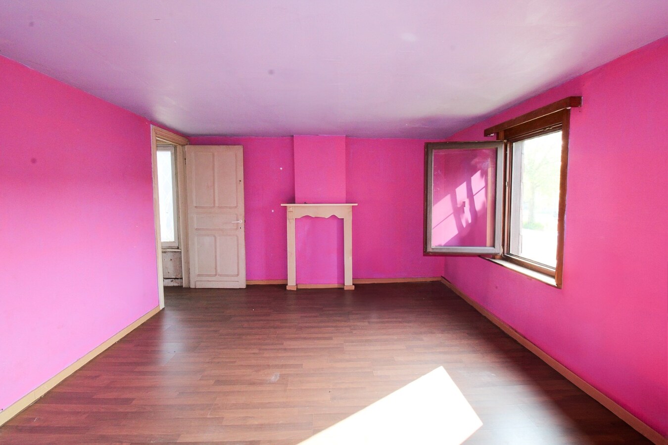 Unieke investeringskans: Halfopen bebouwing met garage, optie tot vijf slaapkamers en groot potentieel op toplocatie te koop in Waasmunster! 