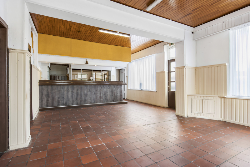 VERKOCHT!Op te frissen handelspand met woonst. 