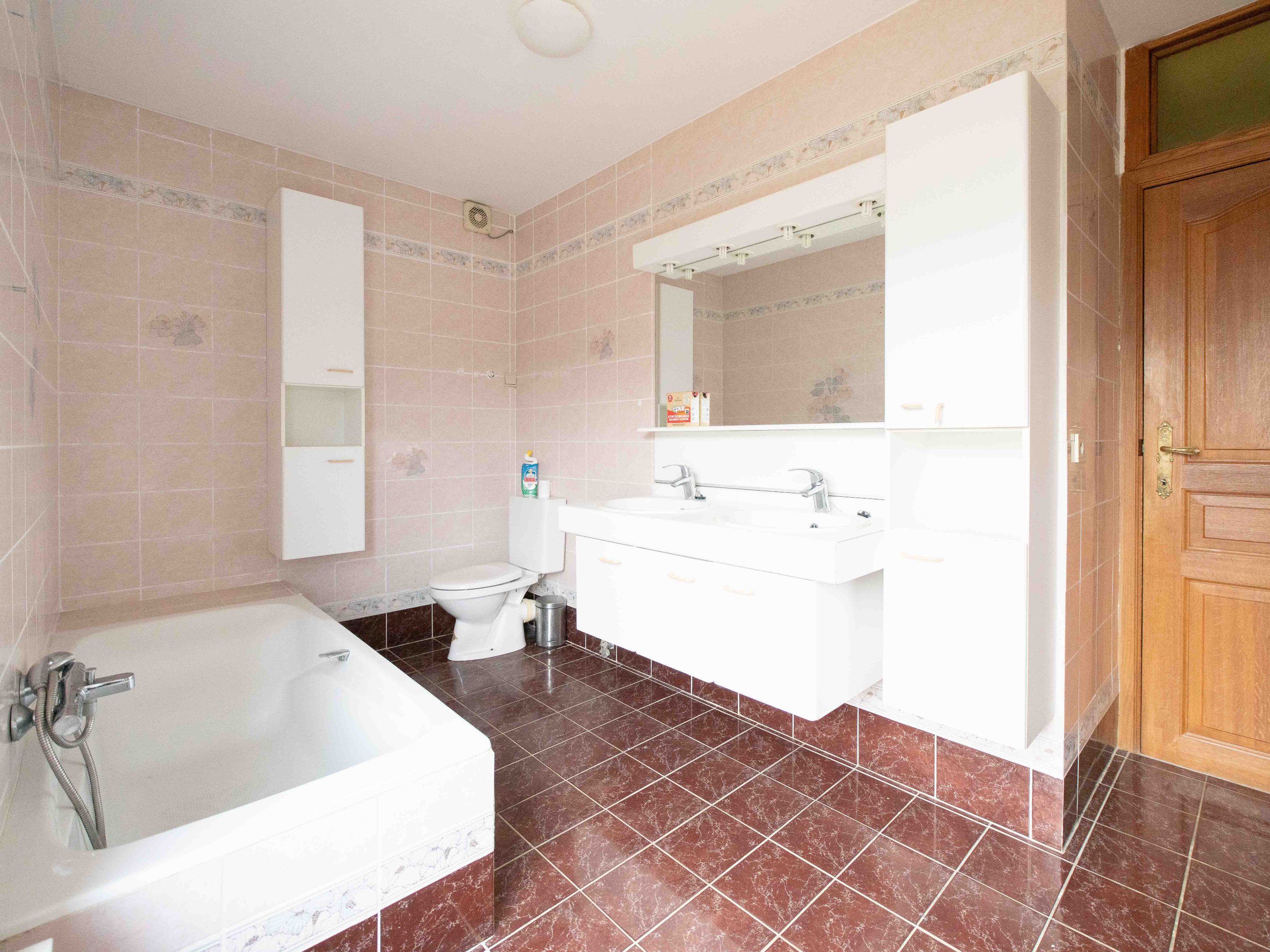 Energiezuinige woning met 4 kamers, 2 badkamers &amp; 2 garages 