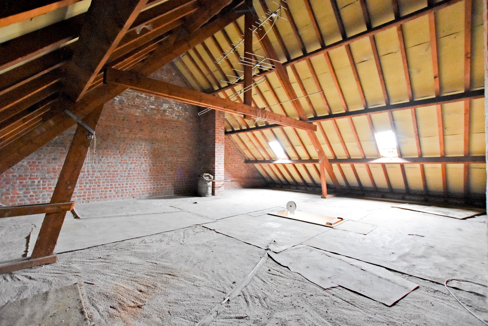 Ruime rijwoning met 5 slaapkamers te centrum Veurne. 