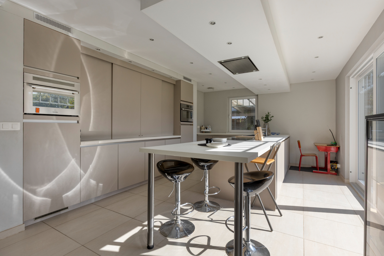 Vrijstaande woning van 2015 met 3 slaapkamers, volledige kelder en zuidgerichte tuin in Schilde. 