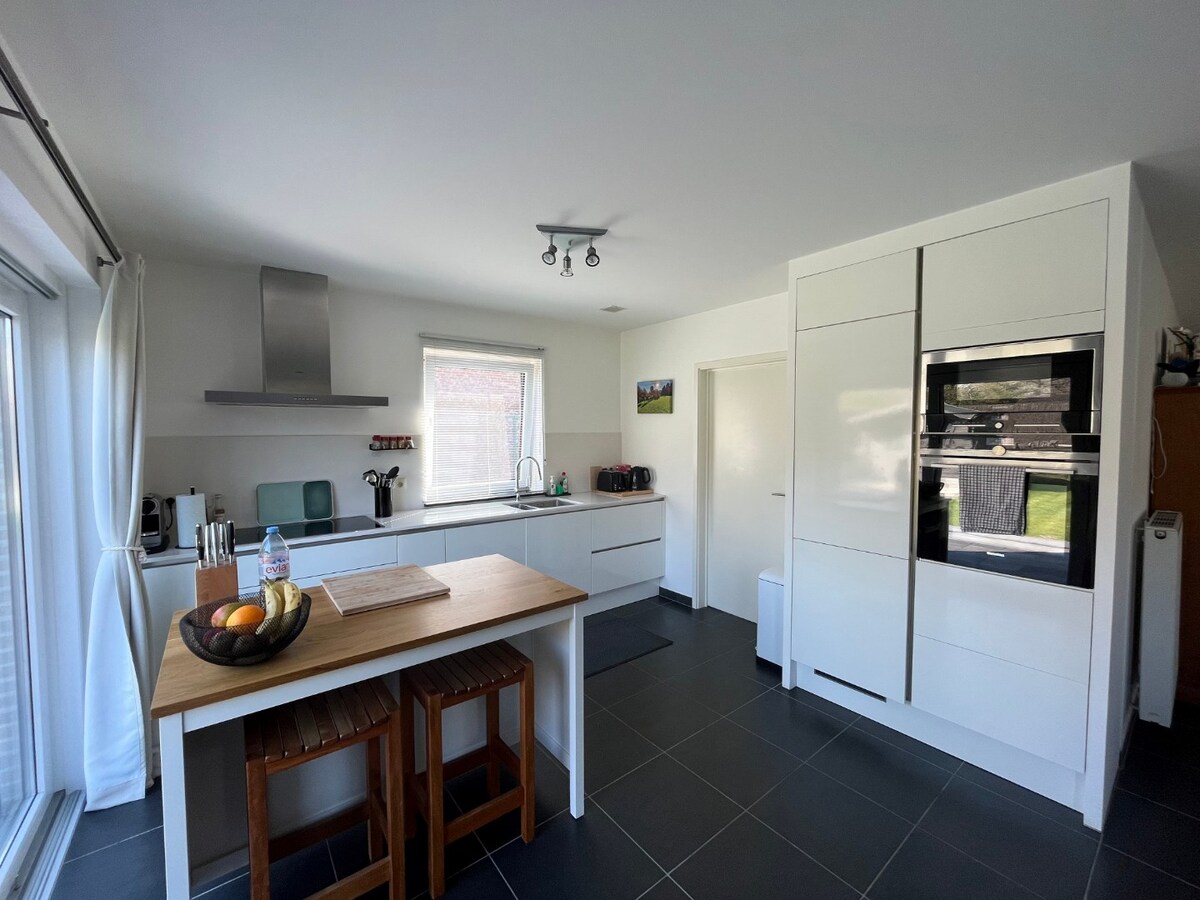 Ruime villa in residentiële wijk te Dikkelvenne 