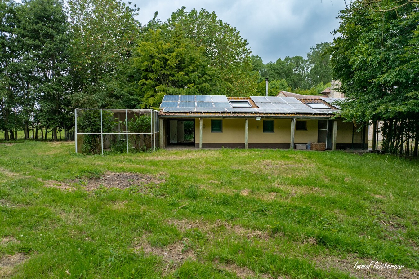 Hoogwaardige ruwbouwvilla met bijgebouw en weide 