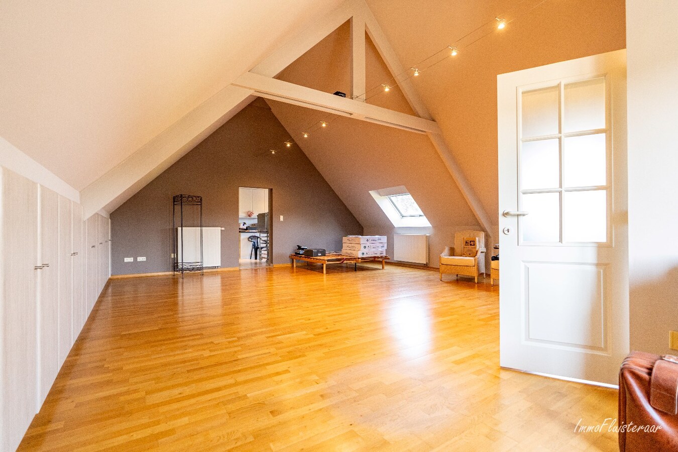 Hoogwaardig afgewerkte villa met stalgebouw en aanpalende weides op ca. 1,7 ha  te Herenthout 