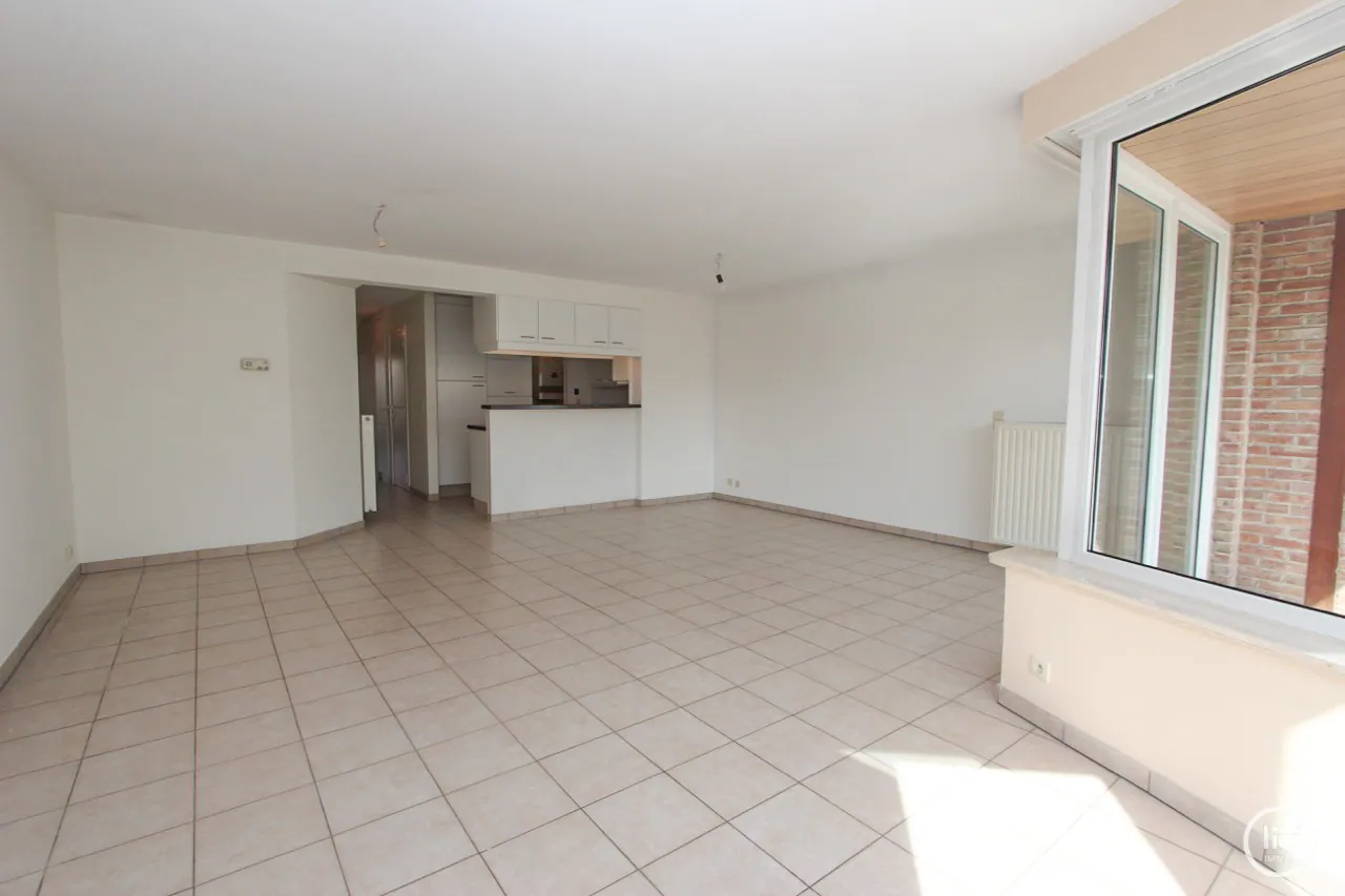 Op te frissen 2-kamer appartement op wandelafstand van de Dumortierlaan en Lippenslaan.