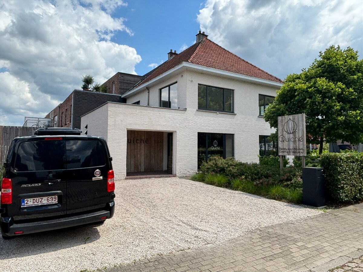 Volledig gerenoveerd en instapklaar horecapand op toplocatie in Oelegem 