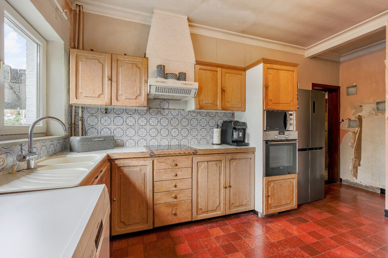 Op te knappen karakteristieke hoekwoning, 4 slpk, (EPC-label C) gelegen aan het Haspengouwse landschap. 