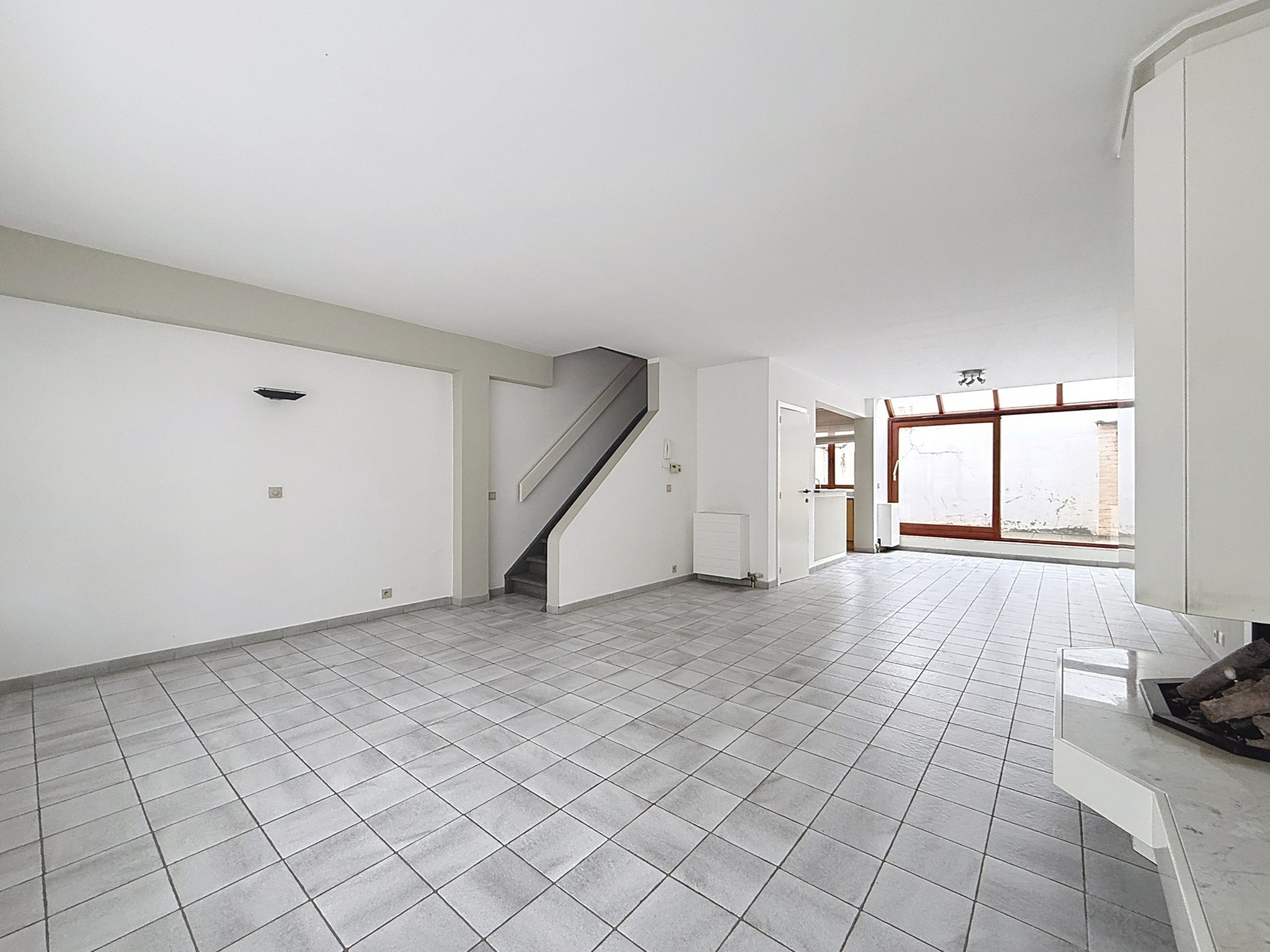 Central gelegen rijwoning in oud-Knokke, op een  centrale locatie, nabij de supermarkten, school, sportcomplex en enkele meters van de Lippenslaan en het openbaar vervoer. 