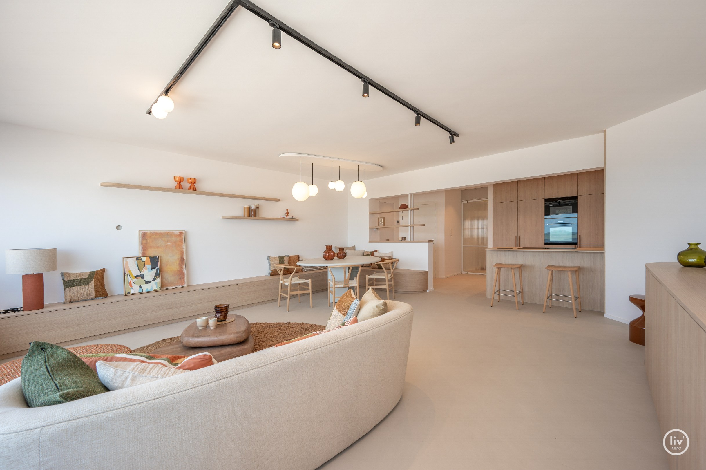 Prachtig gerenoveerd appartement op de zevende verdieping, op een absolute topligging aan de Zeedijk tussen het Lichttorenplein en het Albertplein. Dankzij de hoge ligging geniet het appartement van e 