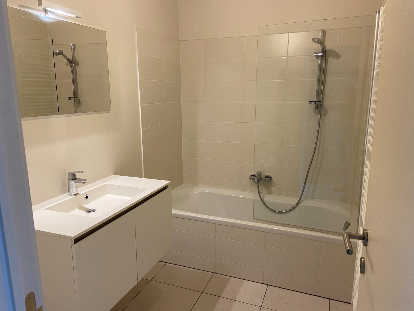 Recent energiezuinig appartement op de 1ste verdieping met 2 slaapkamers, terras en autostaanplaats 