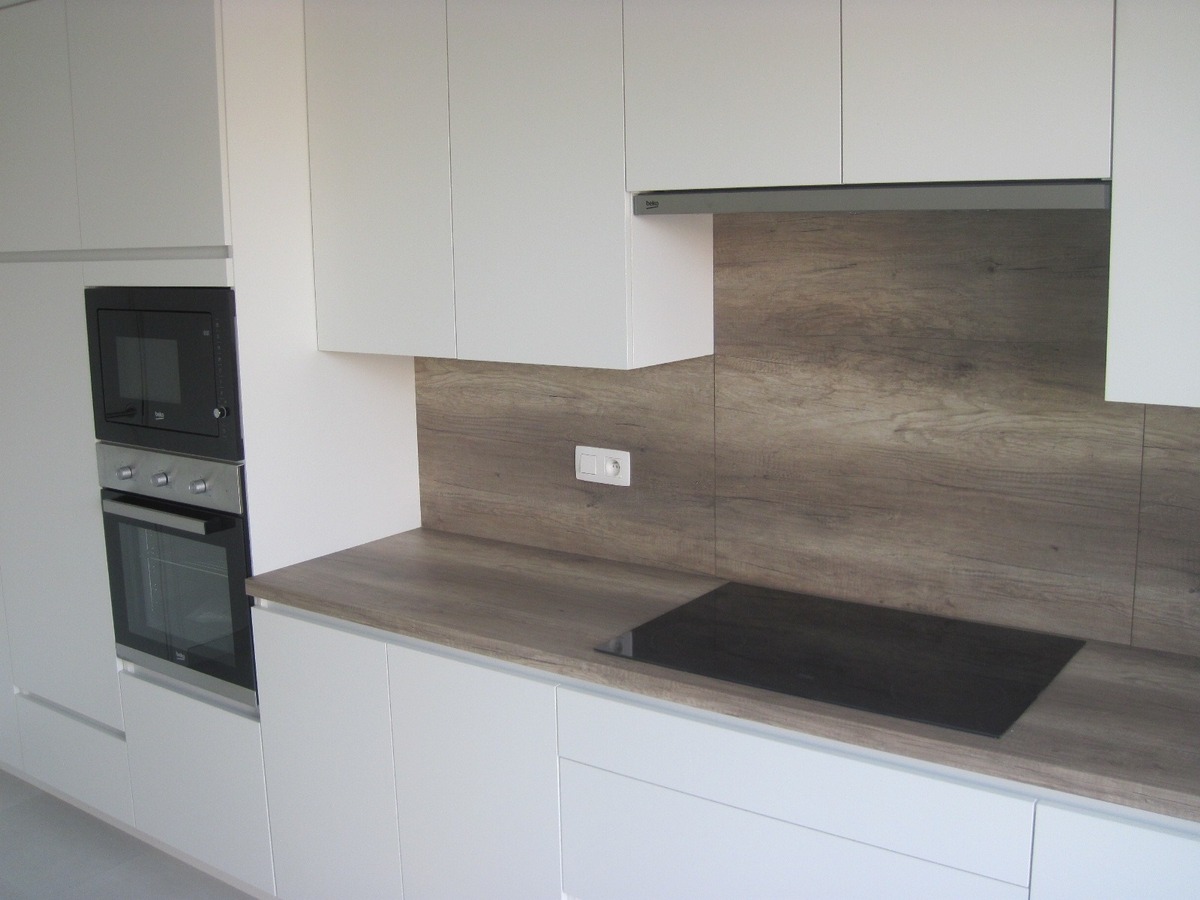 Splinternieuw ruim gelijkvloers appartement. 