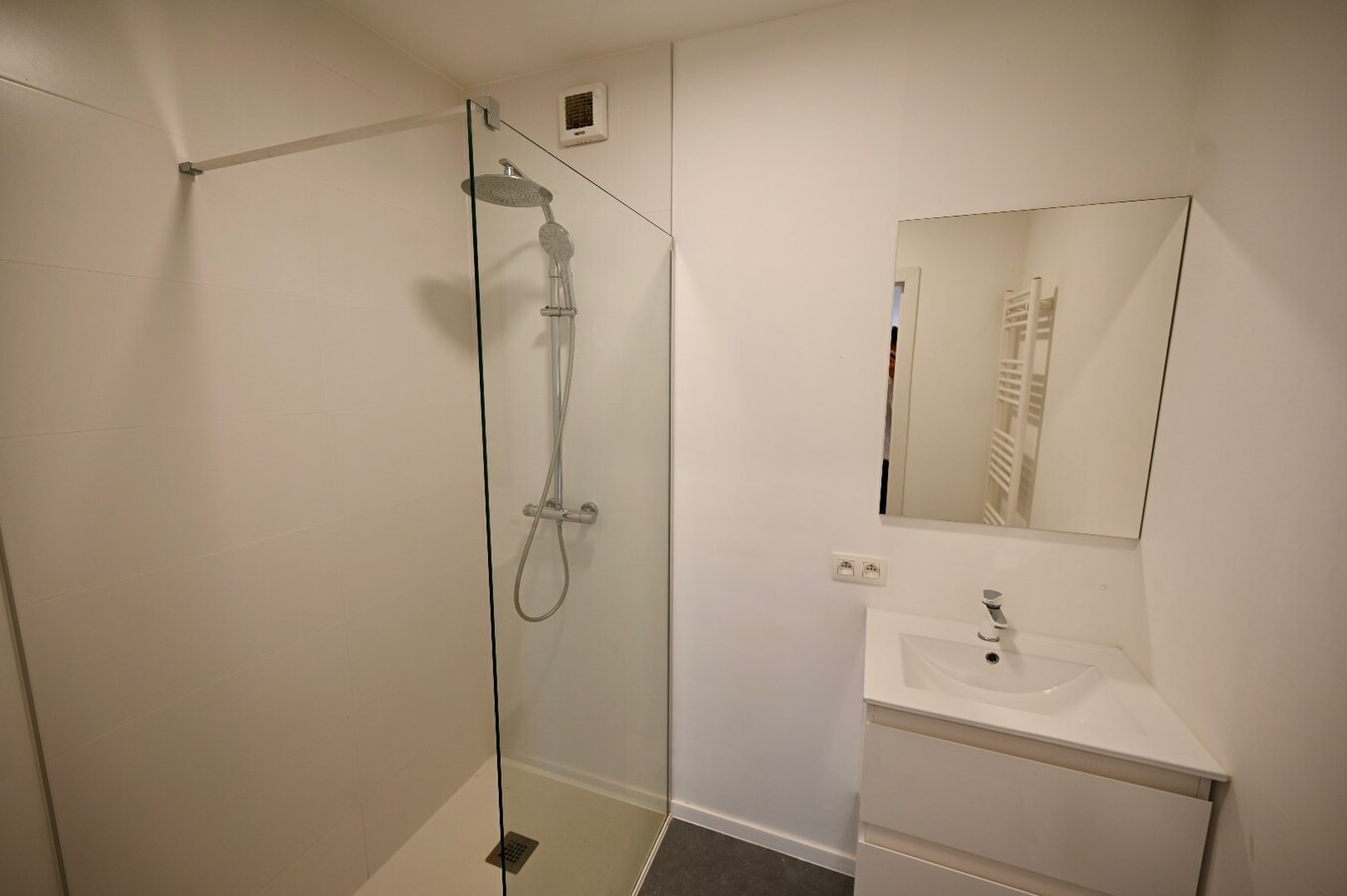 LICHTRIJK INSTAPKLAAR APPARTEMENT MET DUINENZICHT EN GESLOTEN GARAGEBOX 