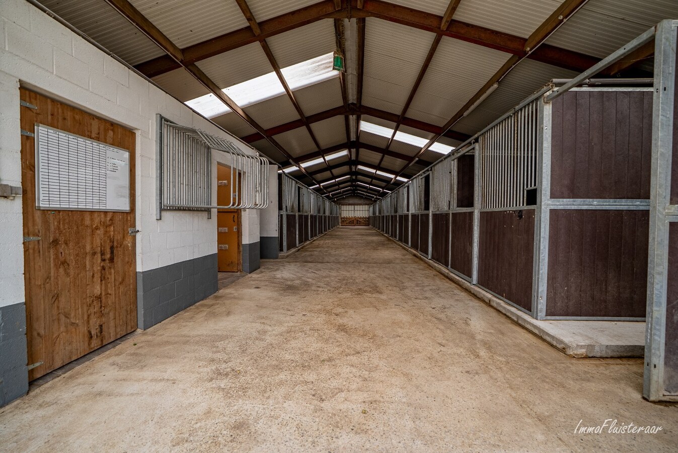 Hippisch complex op ca. 1,9 ha te Rijkevorsel Vergunning voor binnenpiste (60m x 30m) aanwezig! 