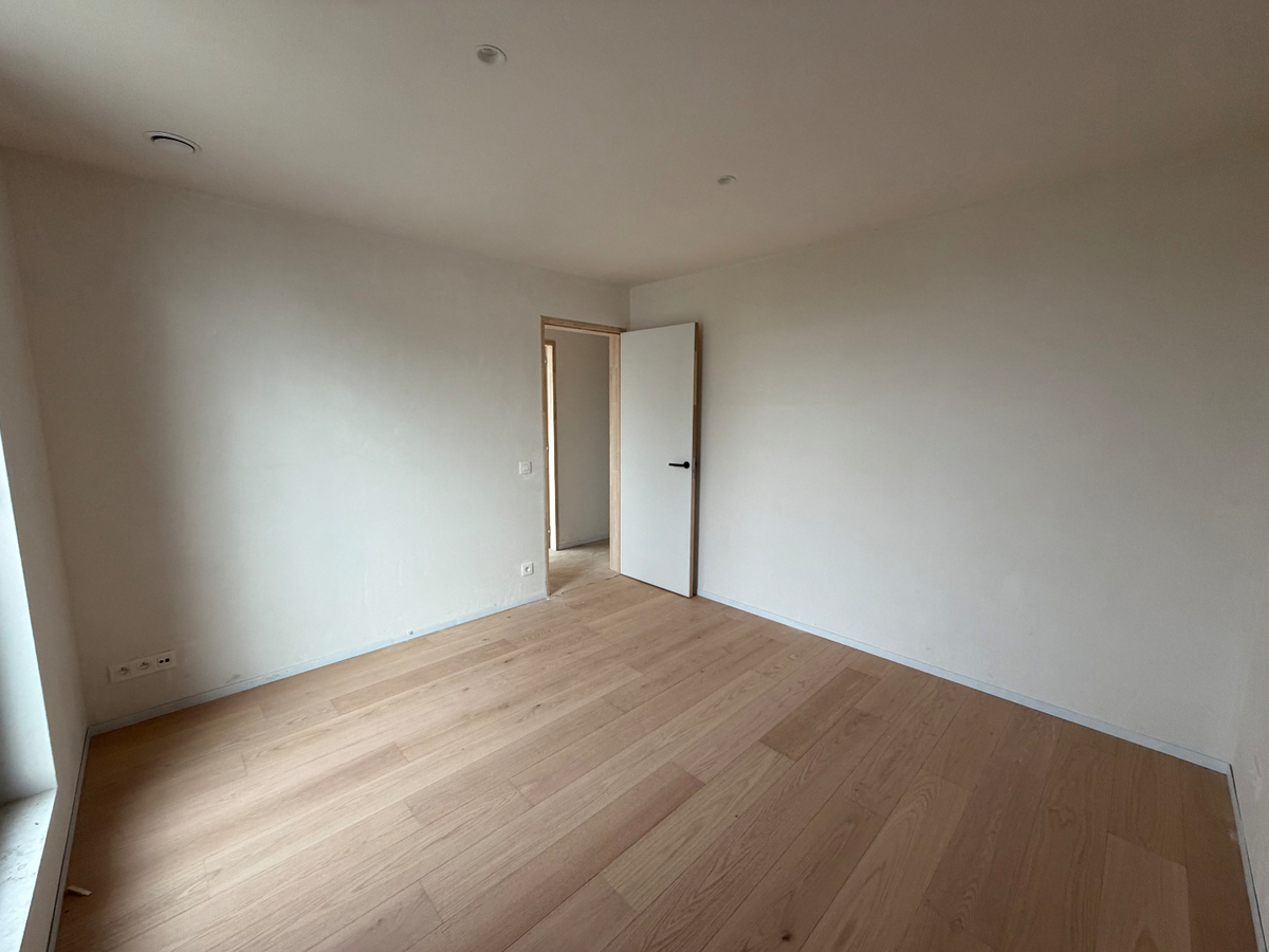 Ruime nieuwbouwwoning met terras en tuin. 