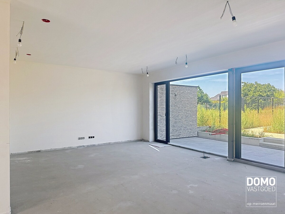 EXCLUSIEVE NIEUWBOUWONINGEN HALF OPEN BEBOUWING VOORZIEN VAN EEN HOOGWAARDIGE AFWERKING EN MET 4 SLAAPKAMERS, TUIN EN CARPORT TE KERMT 