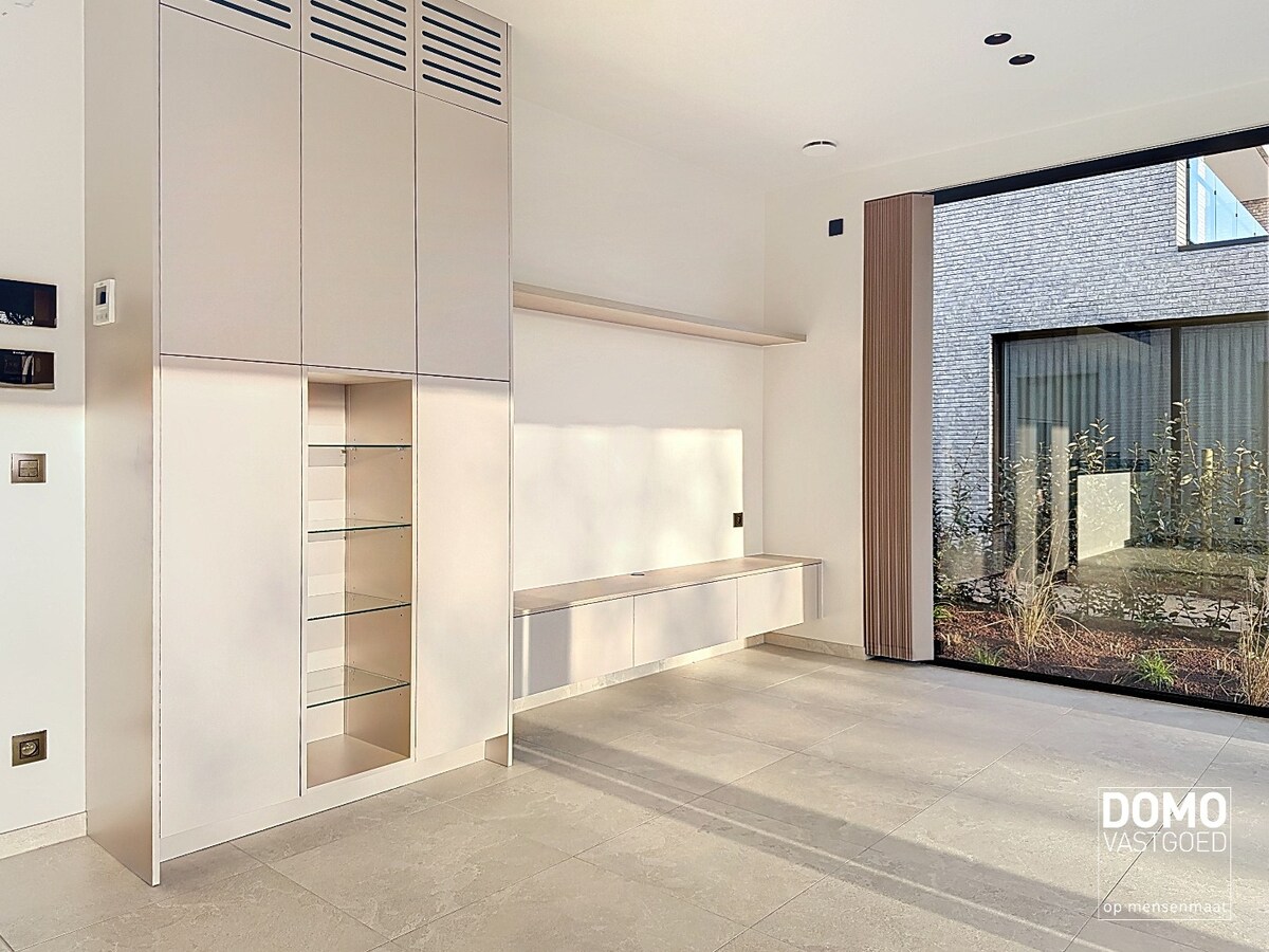 HOOGWAARDIG AFGEWERKT APPARTEMENT VAN 134M² MET 2 SLAAPKAMERS, RUIM TERRAS EN PARKEERPLAATS TE CENTRUM TUILT 