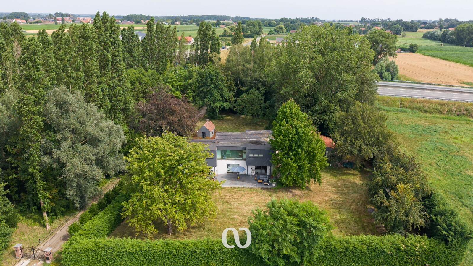 Ruime woning op 6.095 m² met uitstekende bereikbaarheid in Kruishoutem 