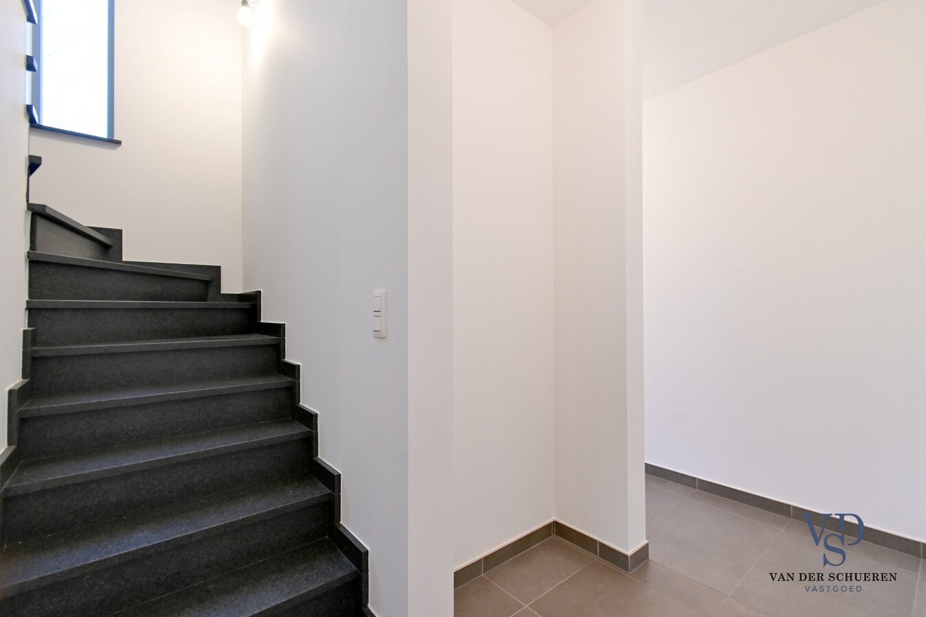 Ruime Half Open, op een commercieel gunstige ligging 