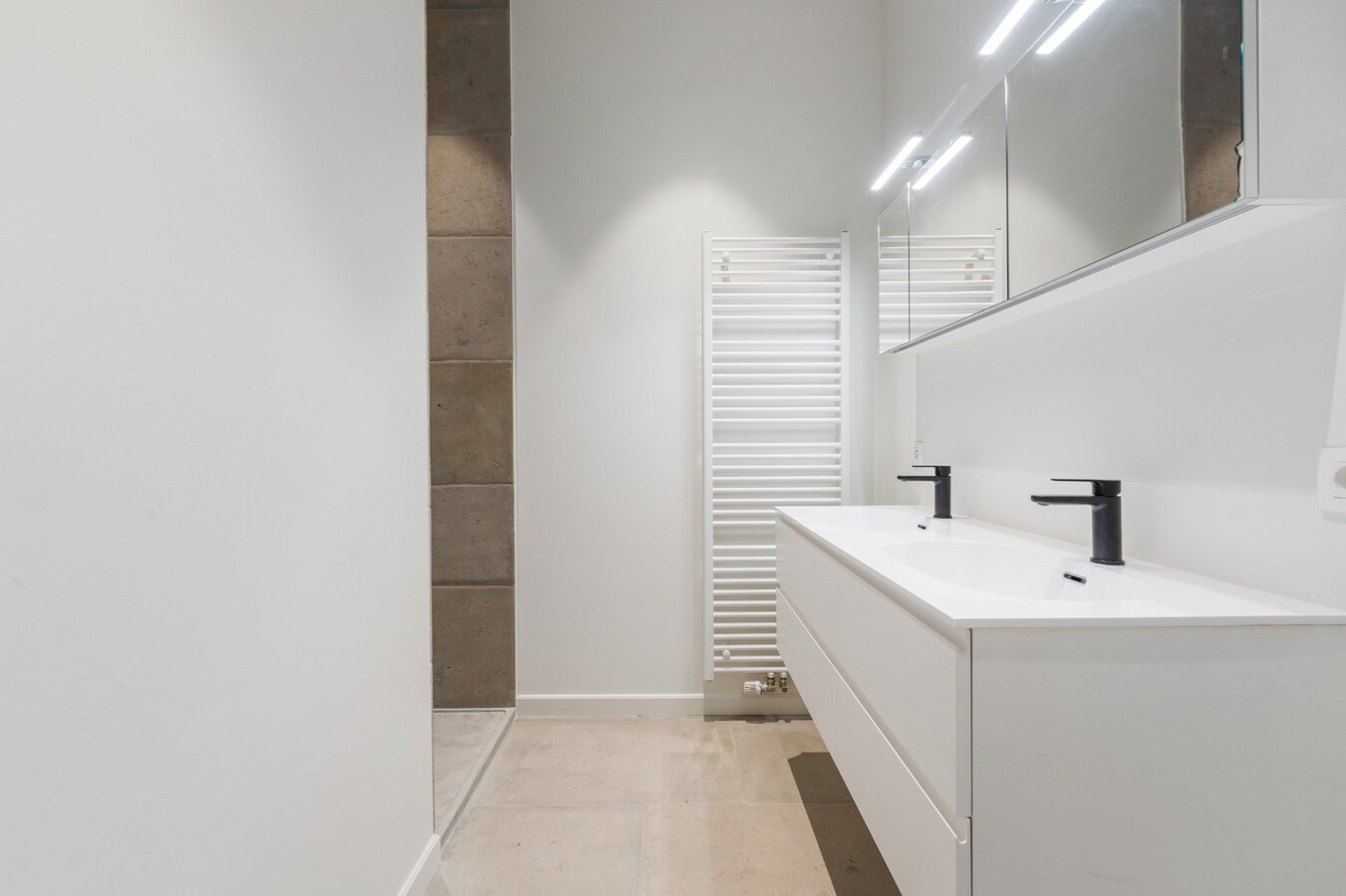 Luxueuze totaalrenovatie | ruim 2 slaapkamer appartement 
