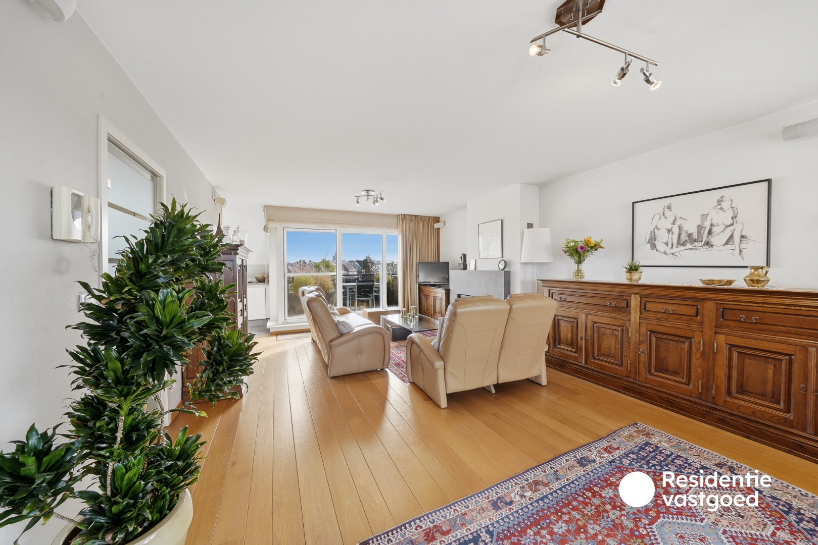 Ruim en lichtrijk duplexappartement met garage en twee terrassen in centrum Eernegem 