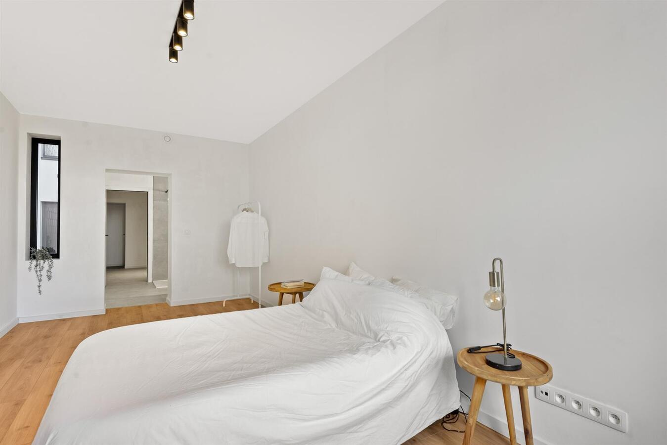 Gerenoveerd gelijkvloers appartement met ruime tuin! 