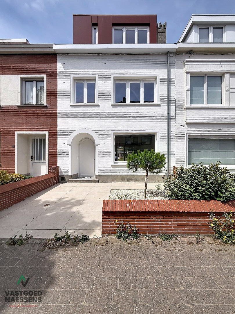 VOLLEDIG GERENOVEERDE 5 SLPK WONING – 2 BADKAMERS – ZONNIGE ZW-TUIN 
