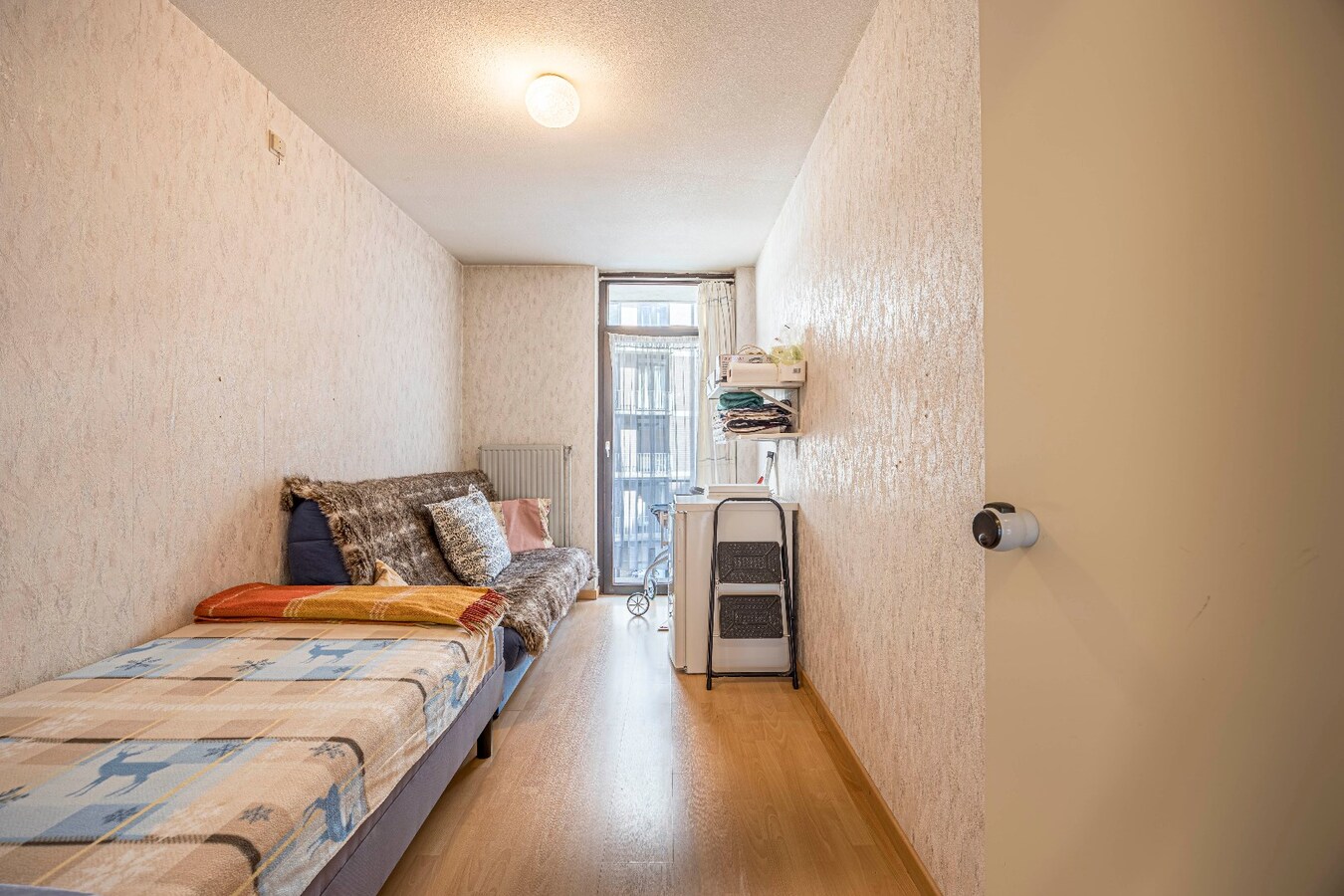 Zonnig tweeslaapkamerappartement op enkele passen van de zeedijk te Heist. 