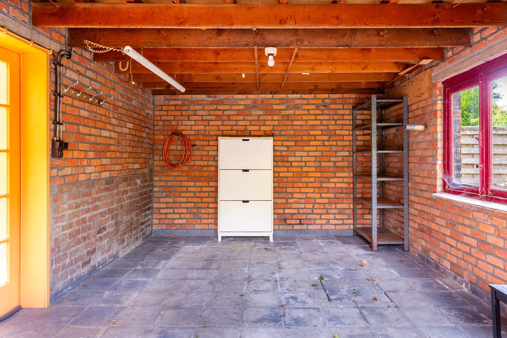 Halfopen gezinswoning met grote tuin en garage 